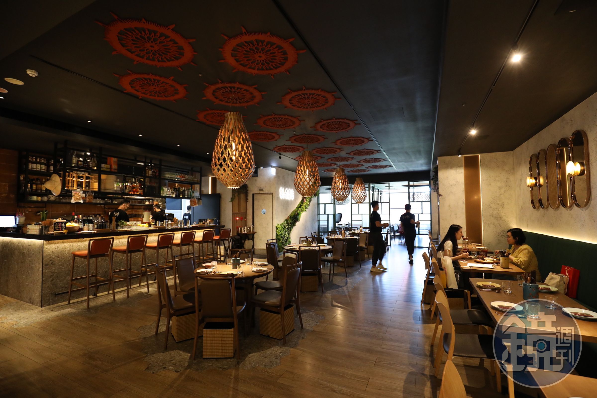 前進信義區百貨賣場的「Chope Chope Eatery」空間打造輕鬆的南洋風。