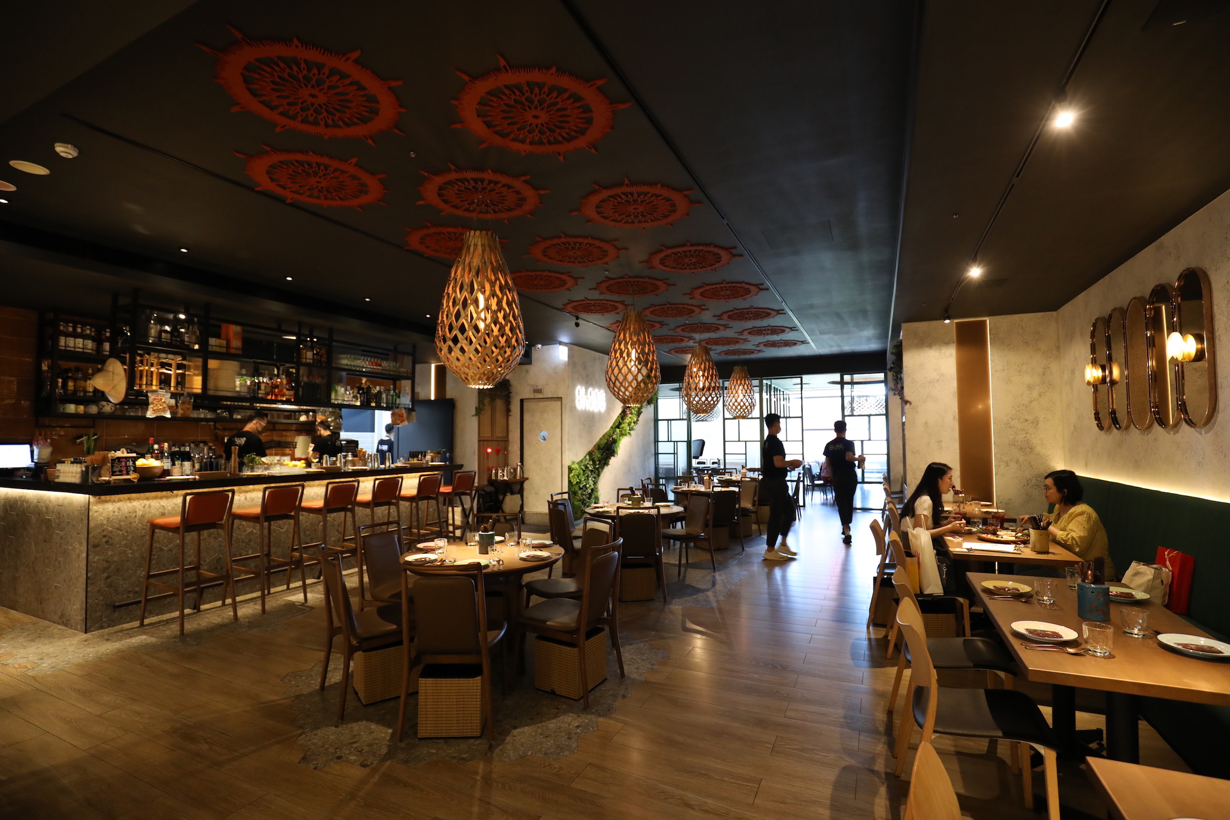 前進信義區百貨賣場的「Chope Chope Eatery」空間打造輕鬆的南洋風。