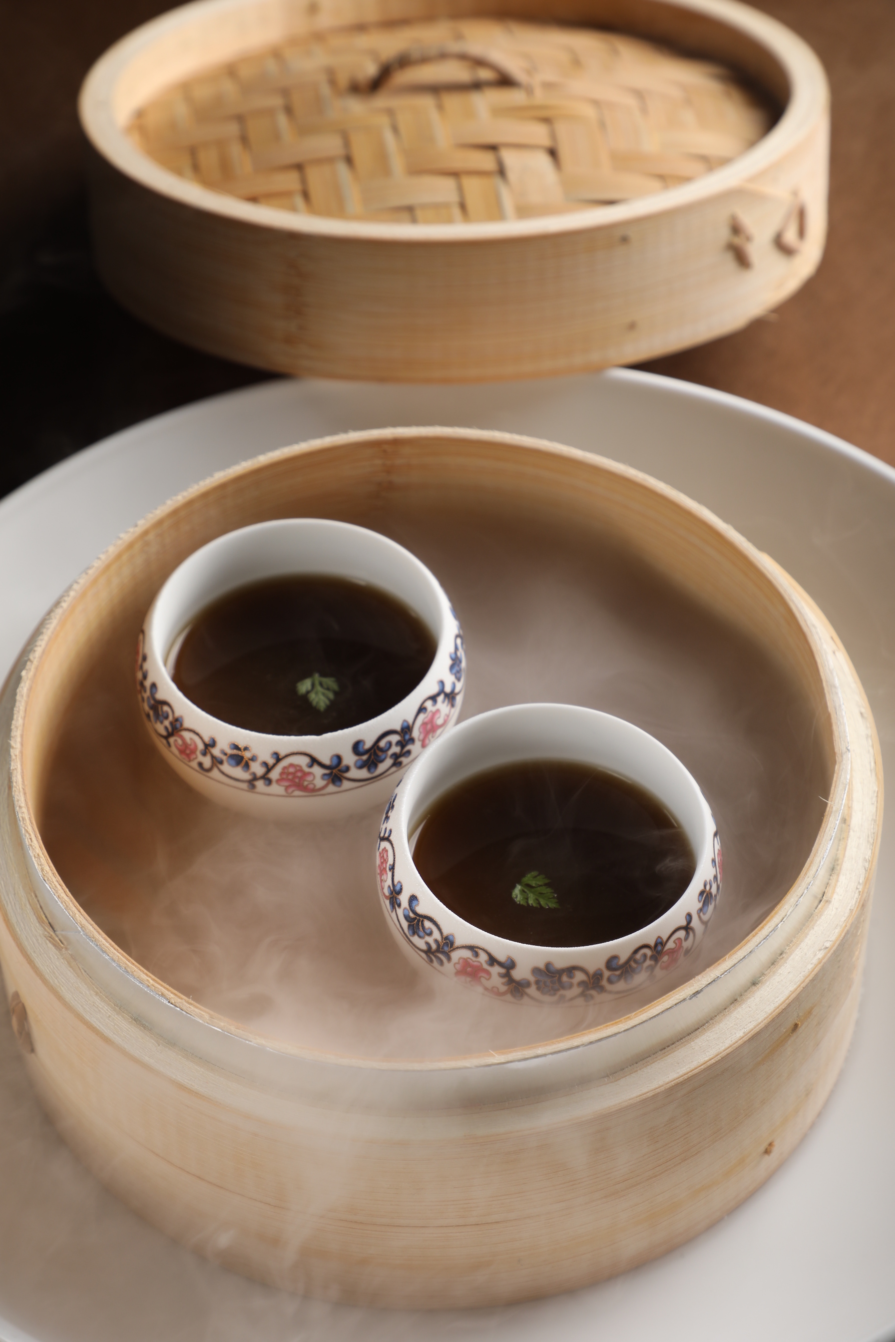 「肉骨茶」使用真正的肉骨茶湯為底，加上有太妃糖香的調和威士忌，辛香甘甜。（190元／份）