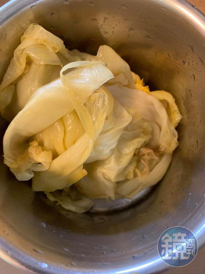 準備酸菜心半個。