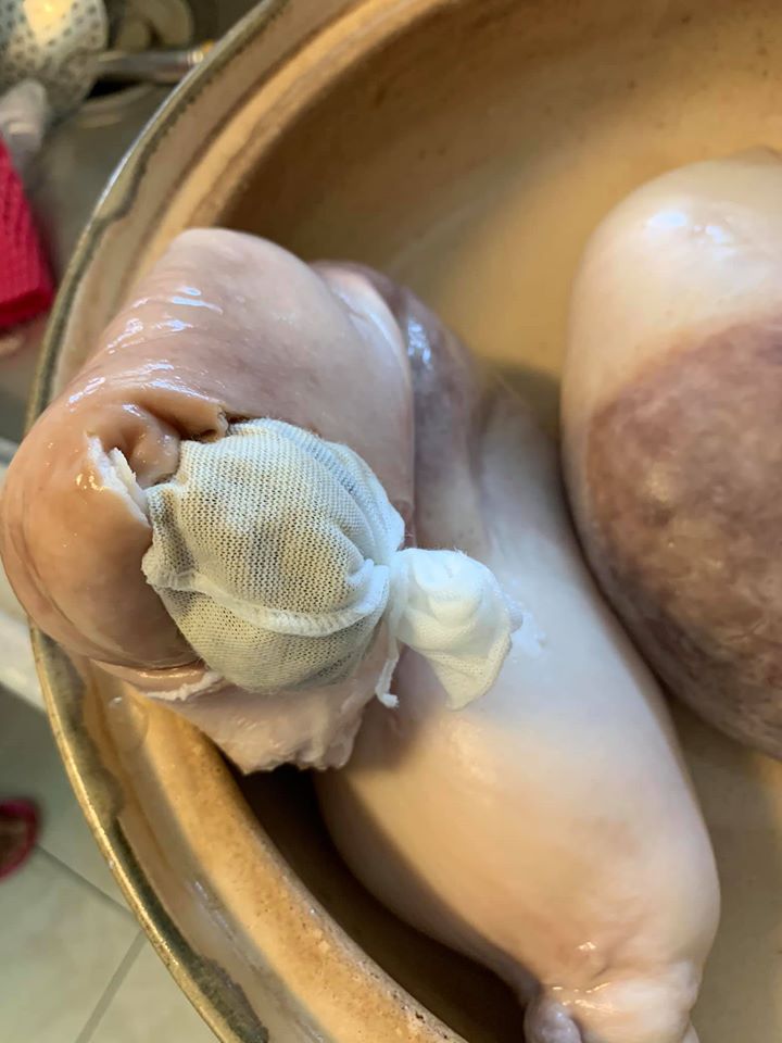 將胡椒包塞進豬肚內，兩包各塞一個豬肚。