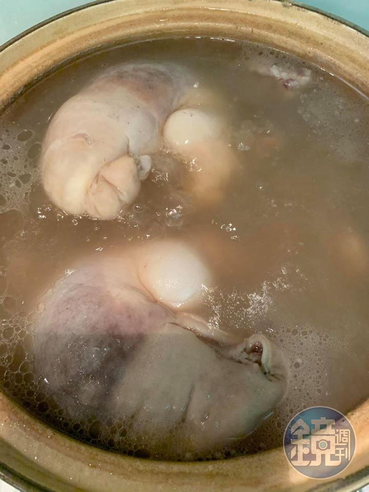 煮出來的油要撈除。