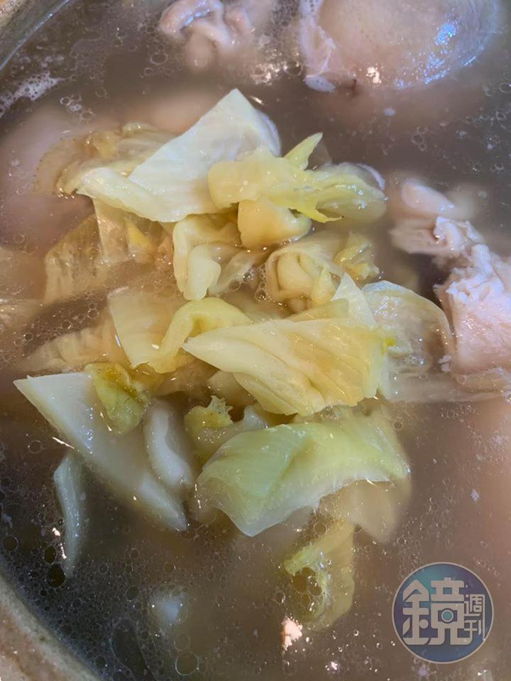 豬肚煮90分鐘後,放入切片酸菜。