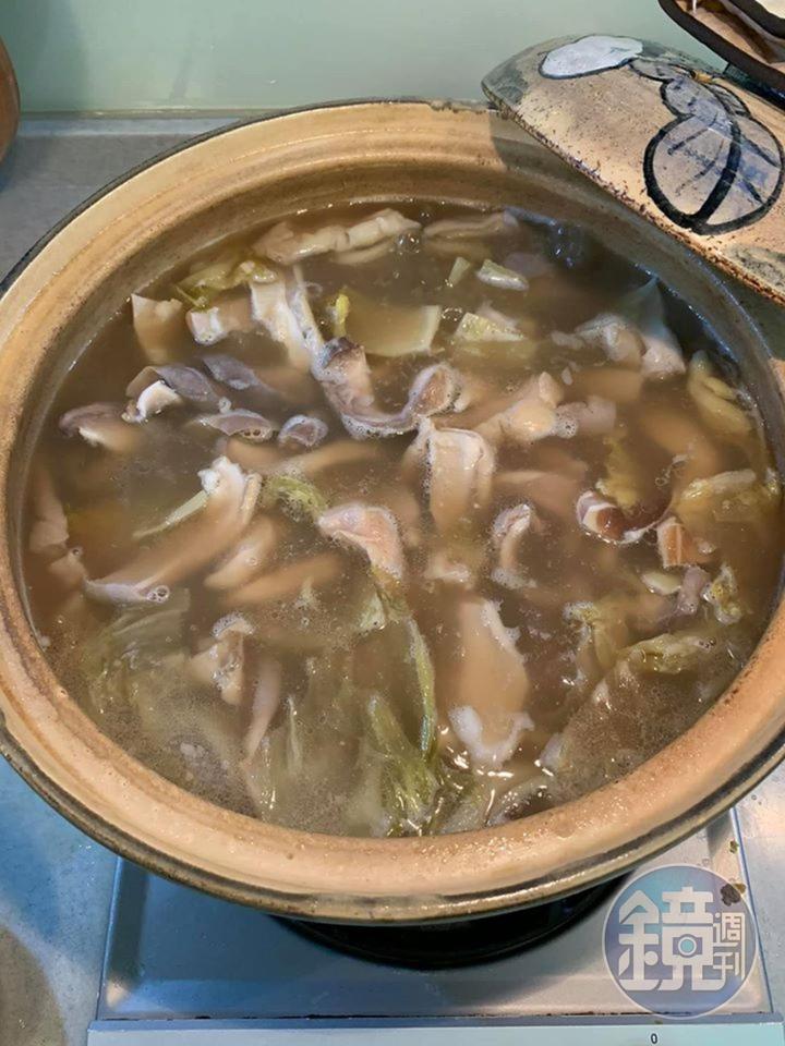 將切片豬肚放回鍋內再滾即可。調味只用鹽和糖,不加醬油。