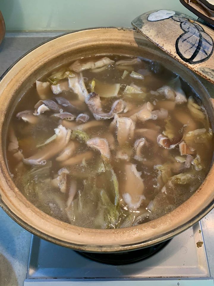 將切片豬肚放回鍋內再滾即可。調味只用鹽和糖，不加醬油。