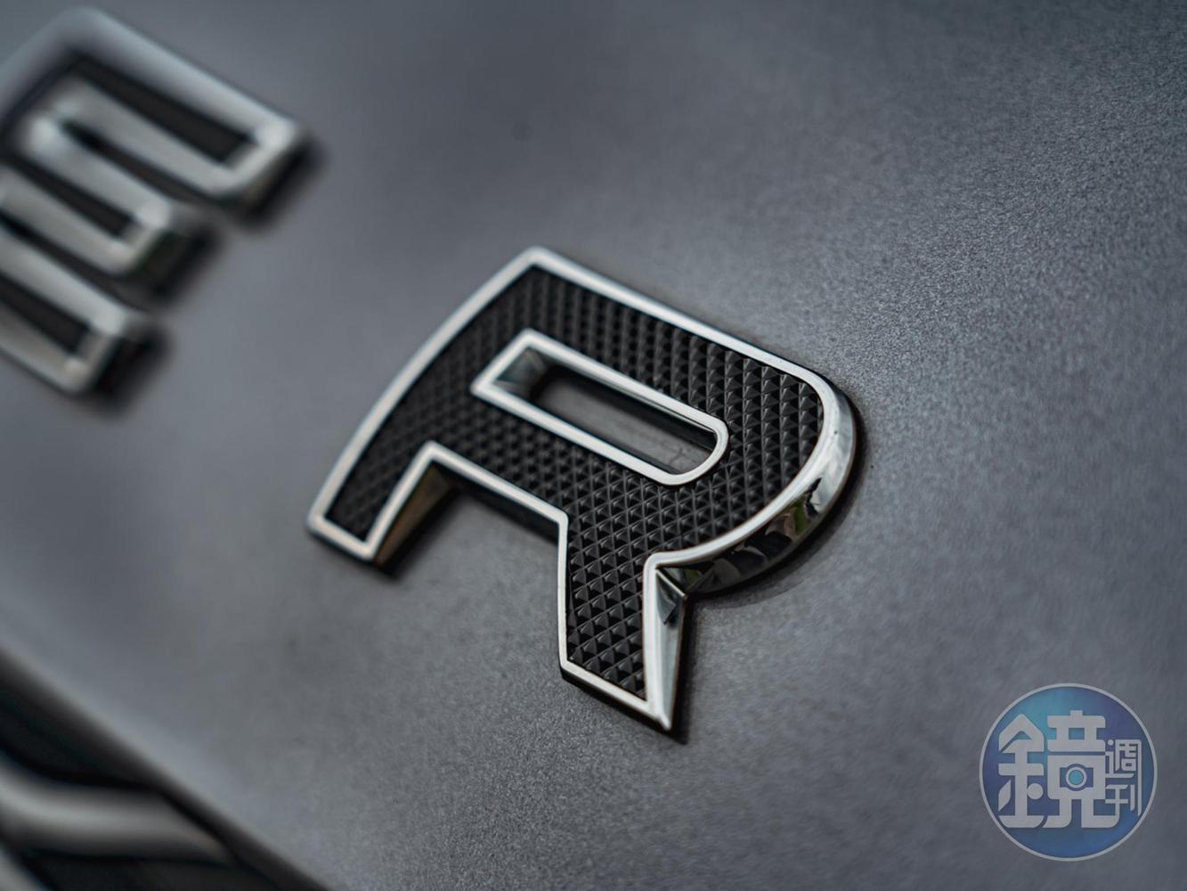 頭尾的Range Rover Logo也採用了Velar SVAD專屬的黑色菱格紋表面處理。