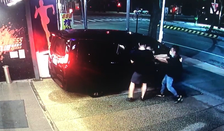 黃國昌曝光事發監視器畫面，可見劉嫌在館長剛上車後衝向前對其開槍。（翻攝自黃國昌臉書）