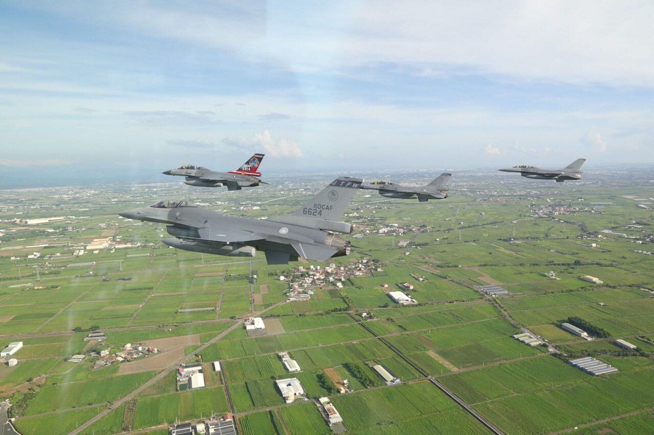 F-16維修中心今正式啟用，圖為F-16戰機執行領空巡弋任務。（翻攝自蔡英文臉書）