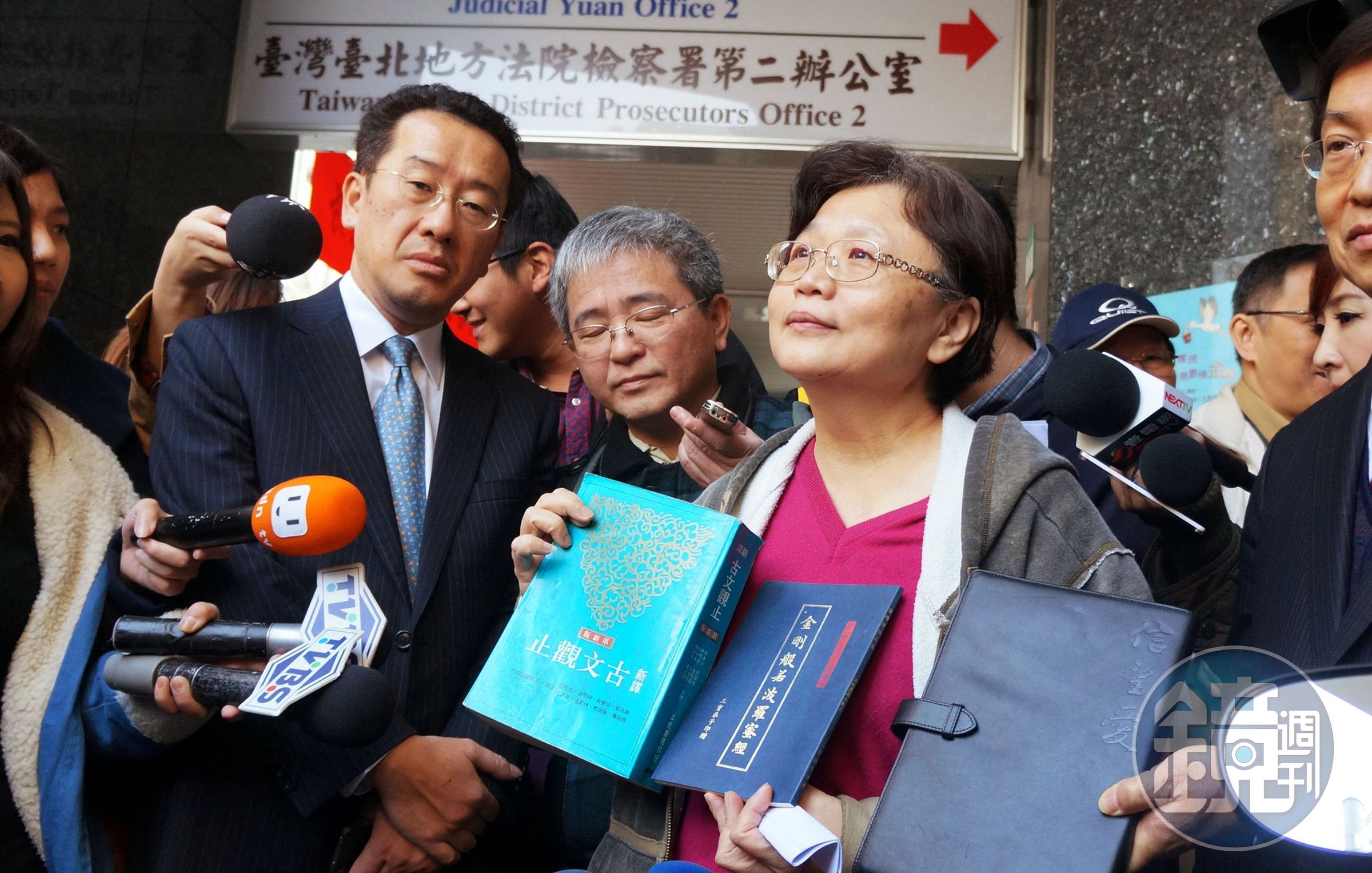 前交通部長郭瑤琪（右）被控收賄，高檢署聲請再審遭駁回。（中央社）