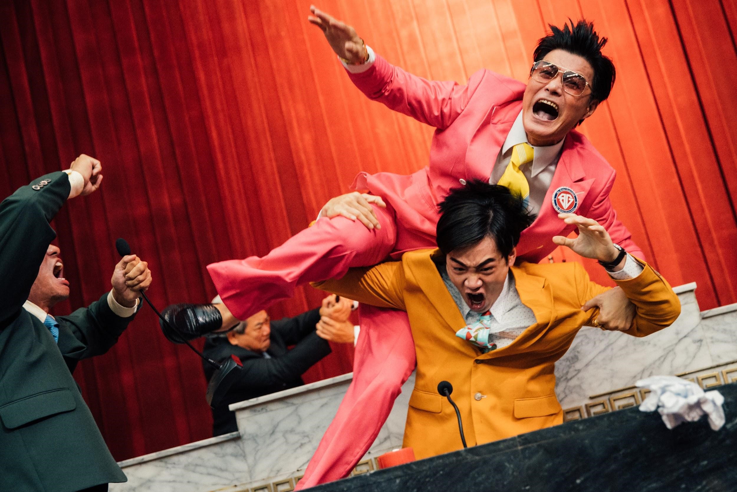 禾浩辰（下）、王中皇（上）在電影《逃出立法院》中有不同以往的表現。（瀚草影視提供）