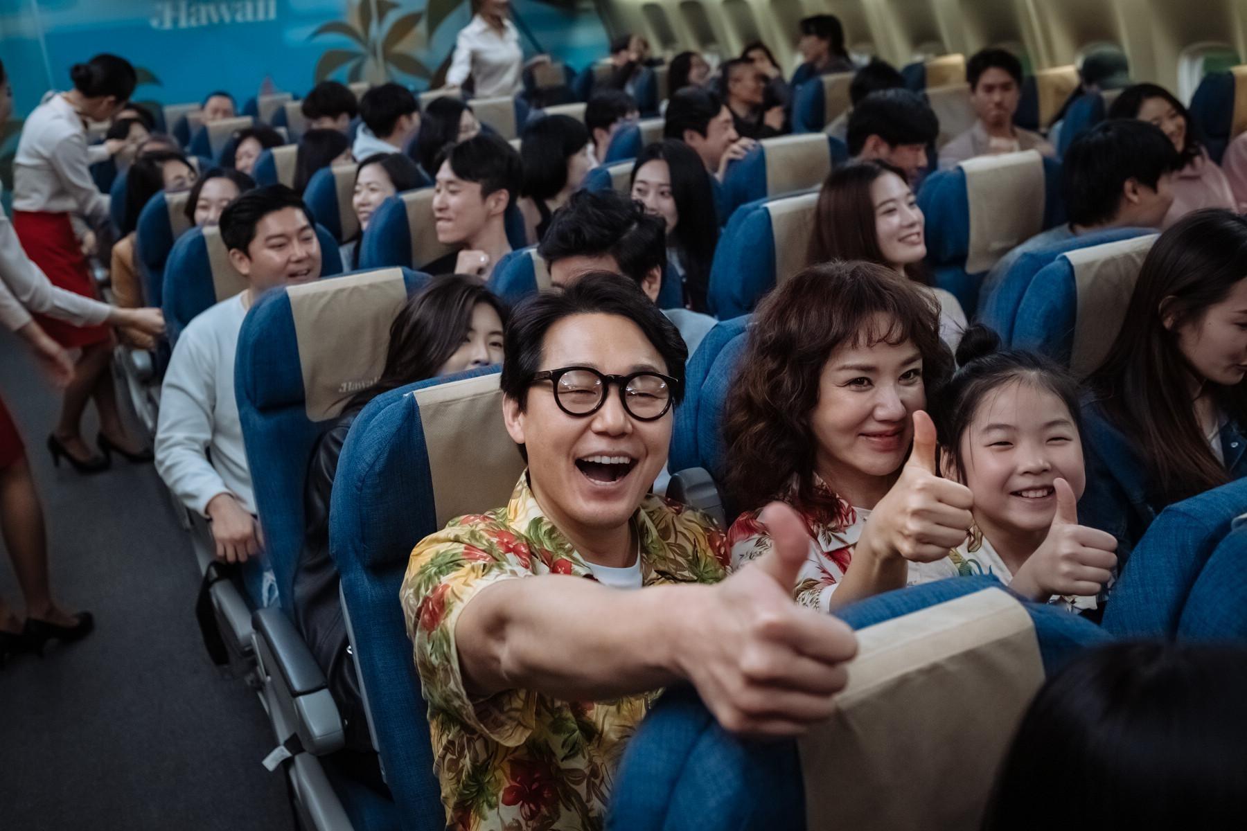 由嚴正花（前排左二）和朴星雄主演的《特務搞飛機》在韓國觀影人次破百萬，下周將在台推出口碑場。（采昌多國際媒體提供）