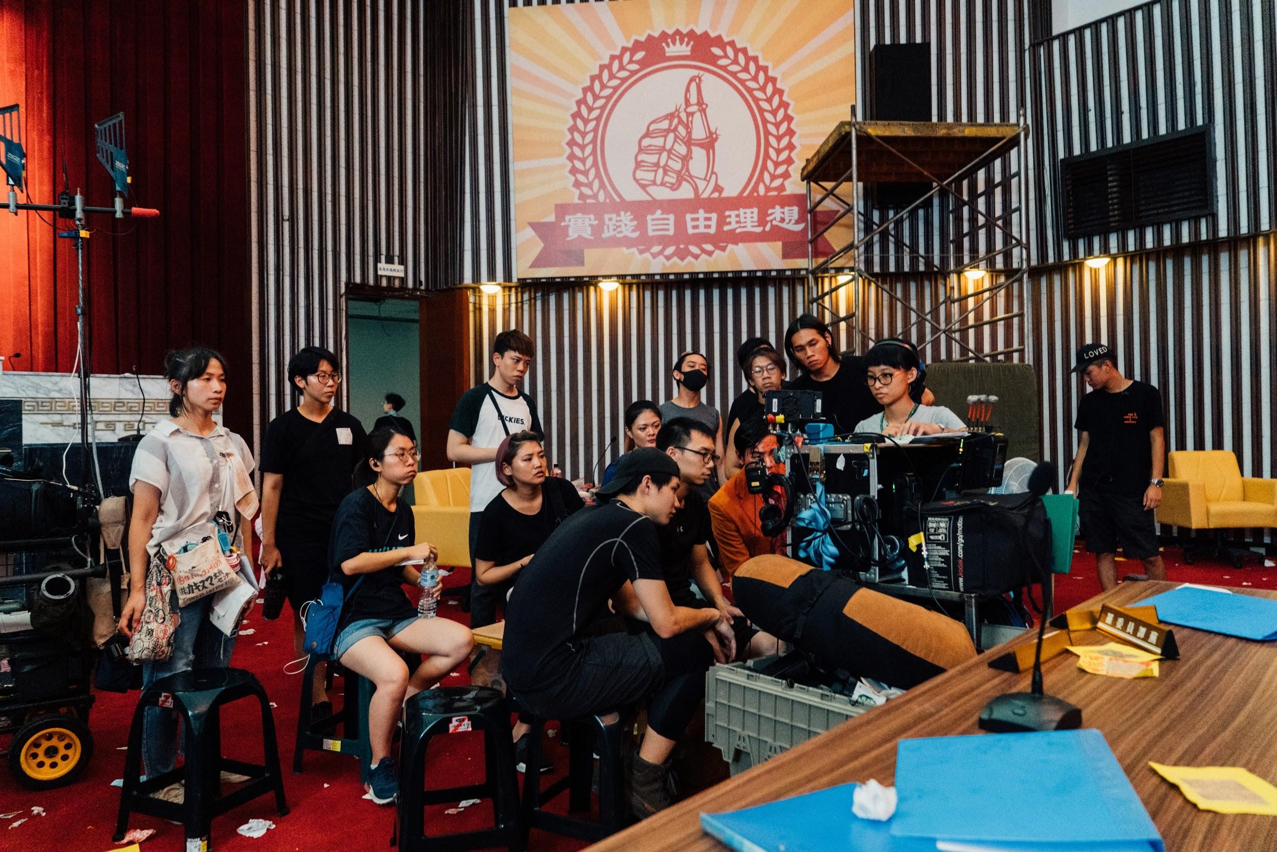 拍短片出身的王逸帆（中，戴眼鏡者）升格執導第一部電影《逃出立法院》。（瀚草影視提供）