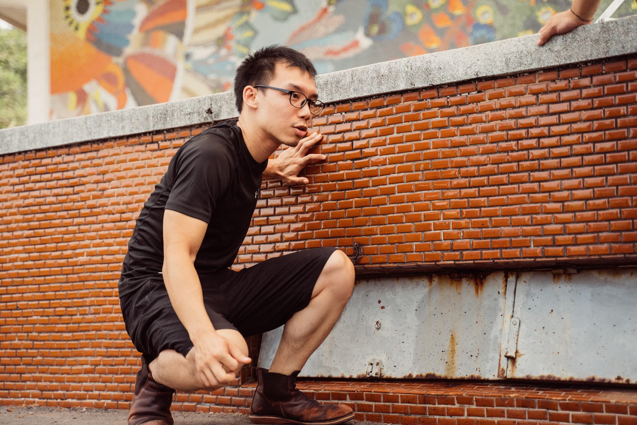 王逸帆在北藝大研究所時，跟著導演李啟源學習受益良多。（瀚草影視提供）