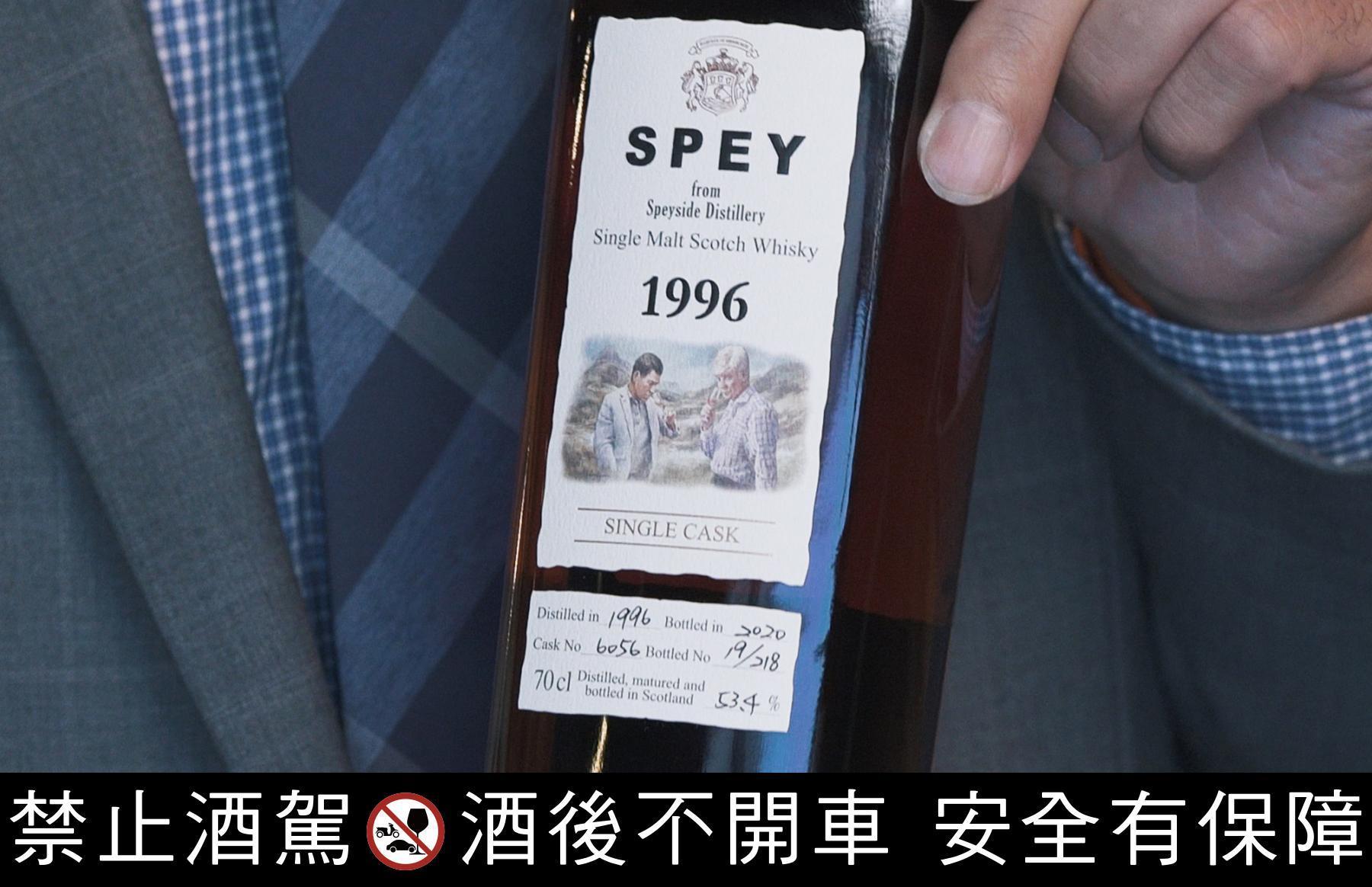 SPEY總經理何裕宏收藏的1996年原酒已裝瓶，還特別邀請藝術家侯忠穎替他繪製酒標插畫。