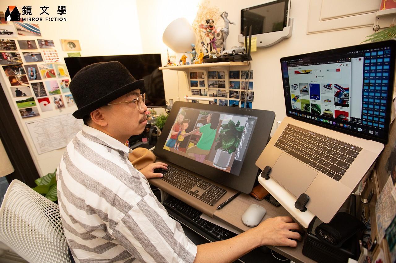 藍聖傑習慣一邊畫畫一邊聽線上課程,「畫畫對我來說已變成反射性動作,大概只有在構圖時需要動腦筋。」那畫圖創作的樂趣還在嗎?「現在是在讀者回饋,發現我畫跟兒子互動時藏有一些以前『BLUE流本魂』彩蛋。」