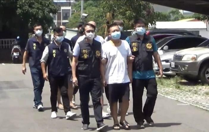 警方將四海幫海龍堂范姓堂主(前排中)等人拘提到案。(翻攝畫面)
