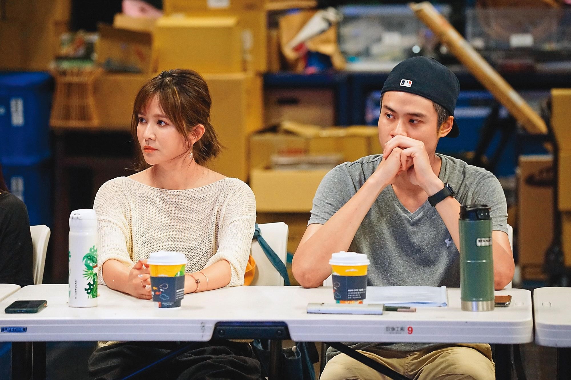 吳定謙(右)與吳怡霈(左)在《與惡》飾演人權律師夫妻檔,事前田調律師及受刑人。(故事工廠提供)