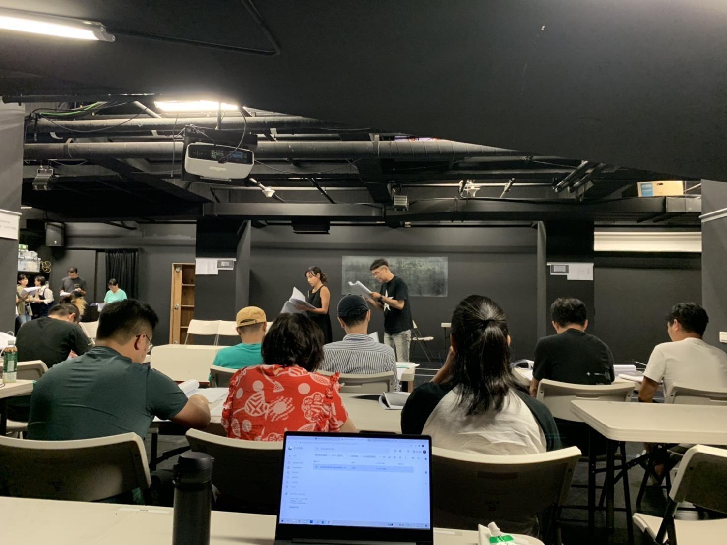 《我們與惡的距離》劇場版從改編至演出約八個月，事前走位歷經多次排練。（故事工廠提供）