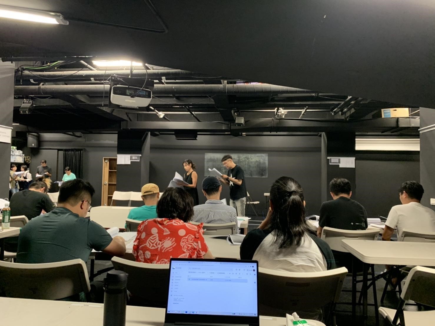 《我們與惡的距離》劇場版從改編至演出約八個月，事前走位歷經多次排練。（故事工廠提供）