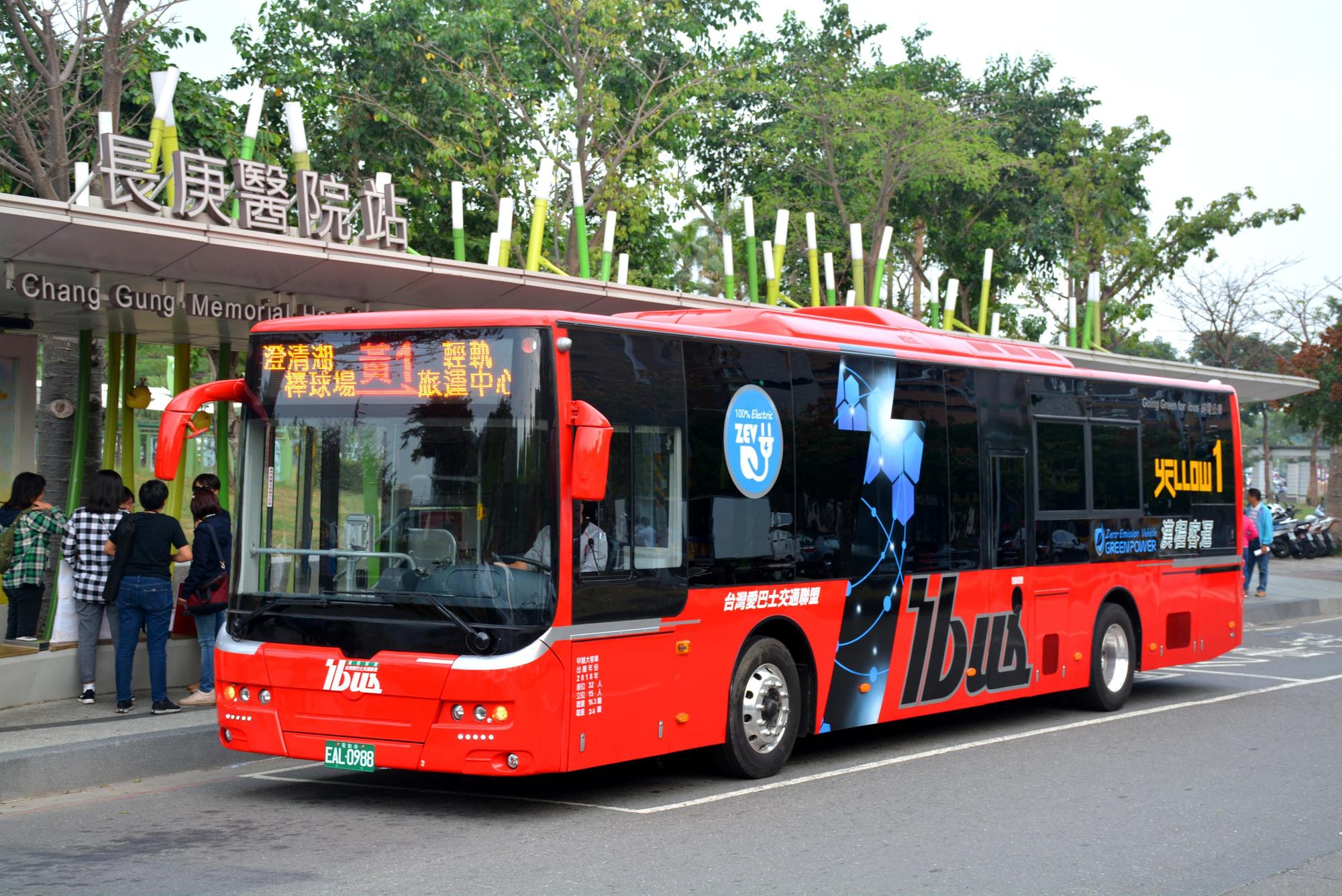 高雄市交通局表示,高雄有「iBus」APP可以查詢到站時間,許多站位也設有LED資訊跑馬燈,讓搭公車變得非常方便。(圖翻攝自高雄市交通局)