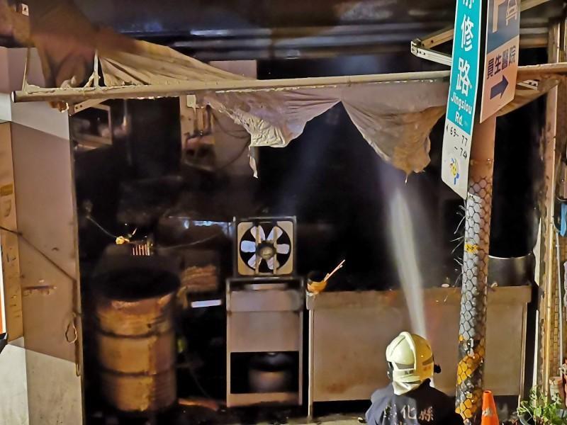 員林豆漿店發生大火,消防人員不斷朝火勢最大的烹煮區噴水降溫。(翻攝畫面)