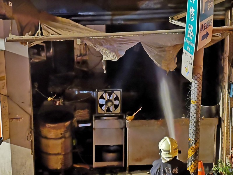 員林豆漿店發生大火，消防人員不斷朝火勢最大的烹煮區噴水降溫。（翻攝畫面）