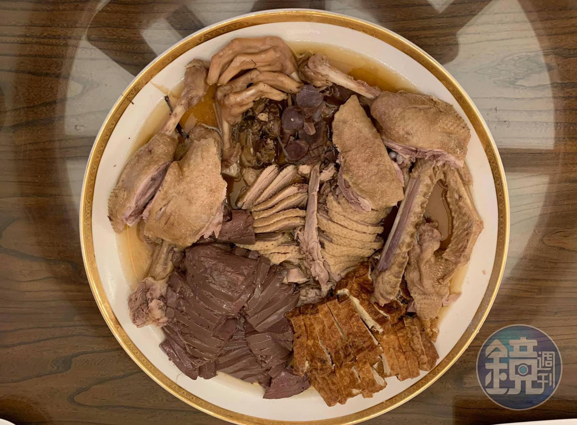 本週試做包括全鵝、鵝血、豆腐在內的「潮州滷水」,用的是華國董事長廖裕輝給的配方,味道一流。