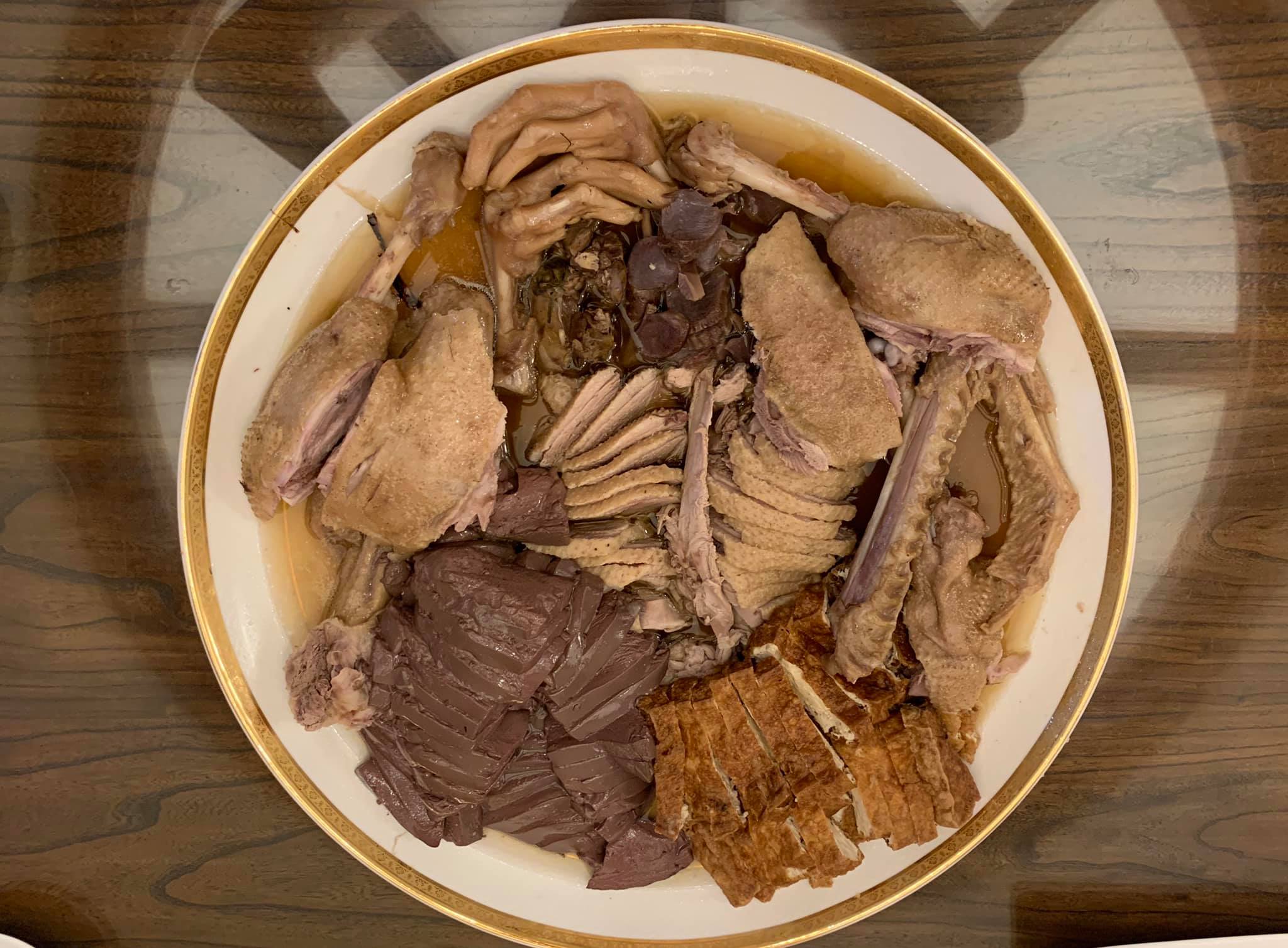 本週試做包括全鵝、鵝血、豆腐在內的「潮州滷水」，用的是華國董事長廖裕輝給的配方，味道一流。