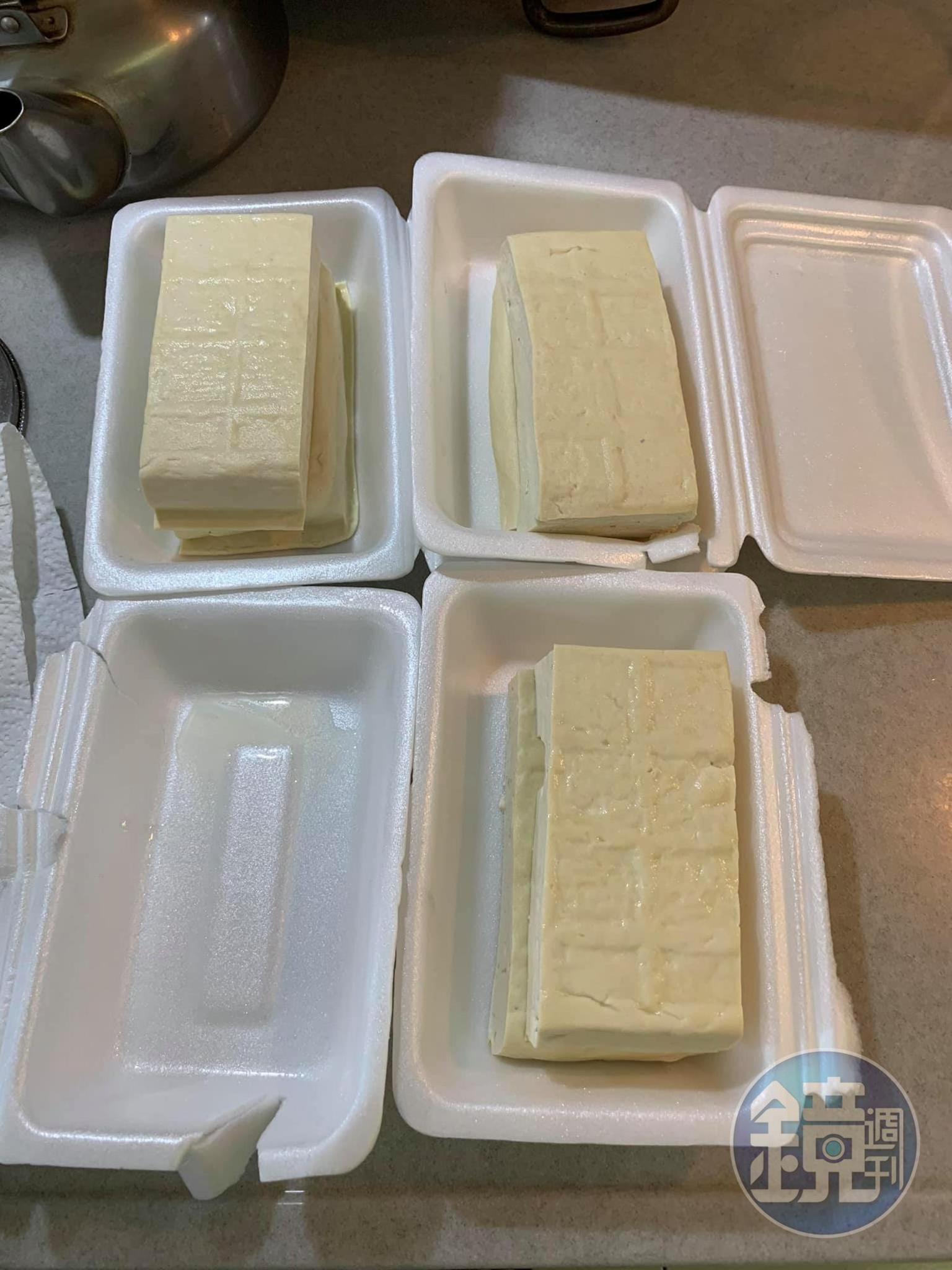 準備共8塊板豆腐,空的那盒去擦乾了。