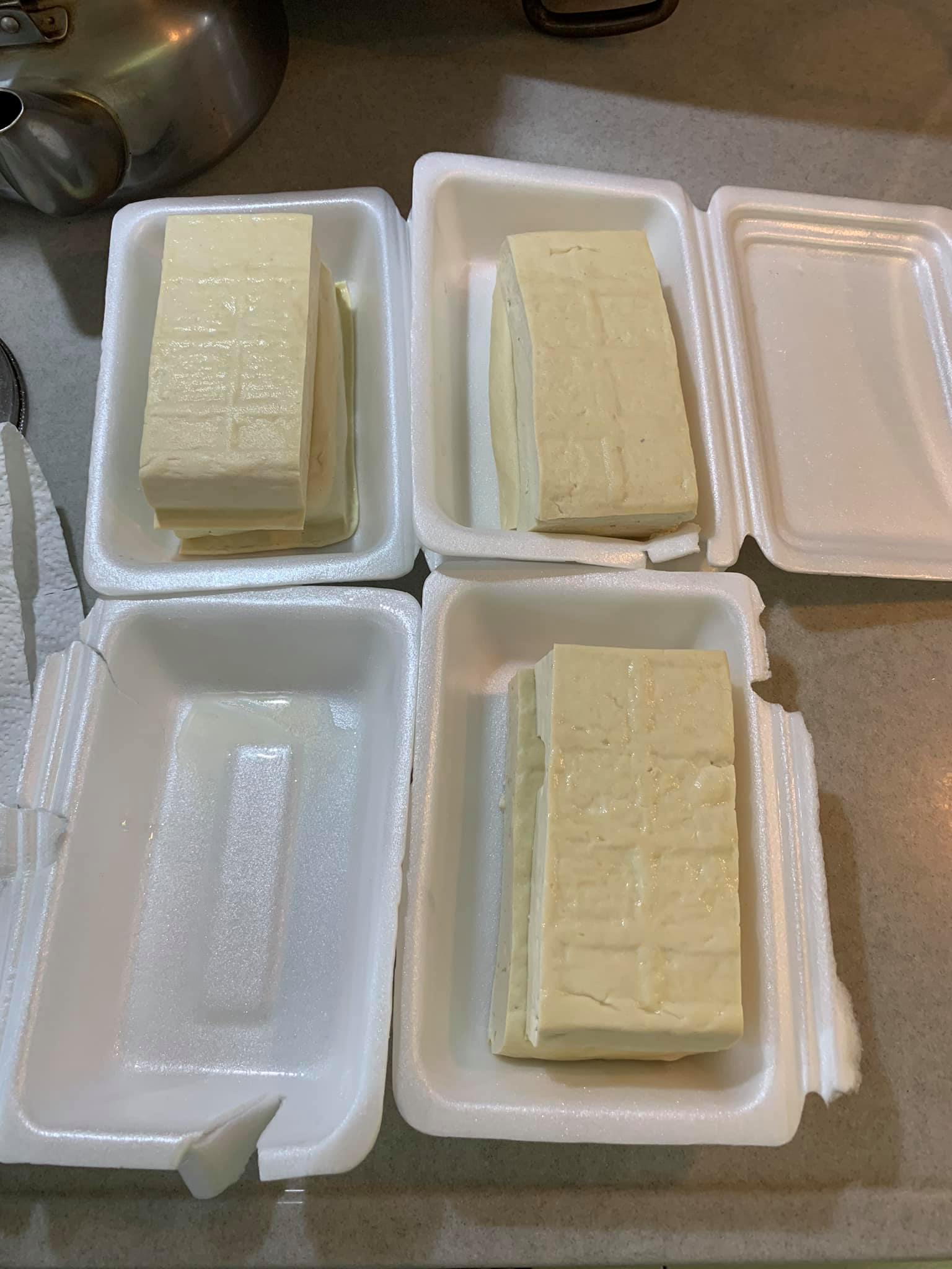 準備共8塊板豆腐，空的那盒去擦乾了。