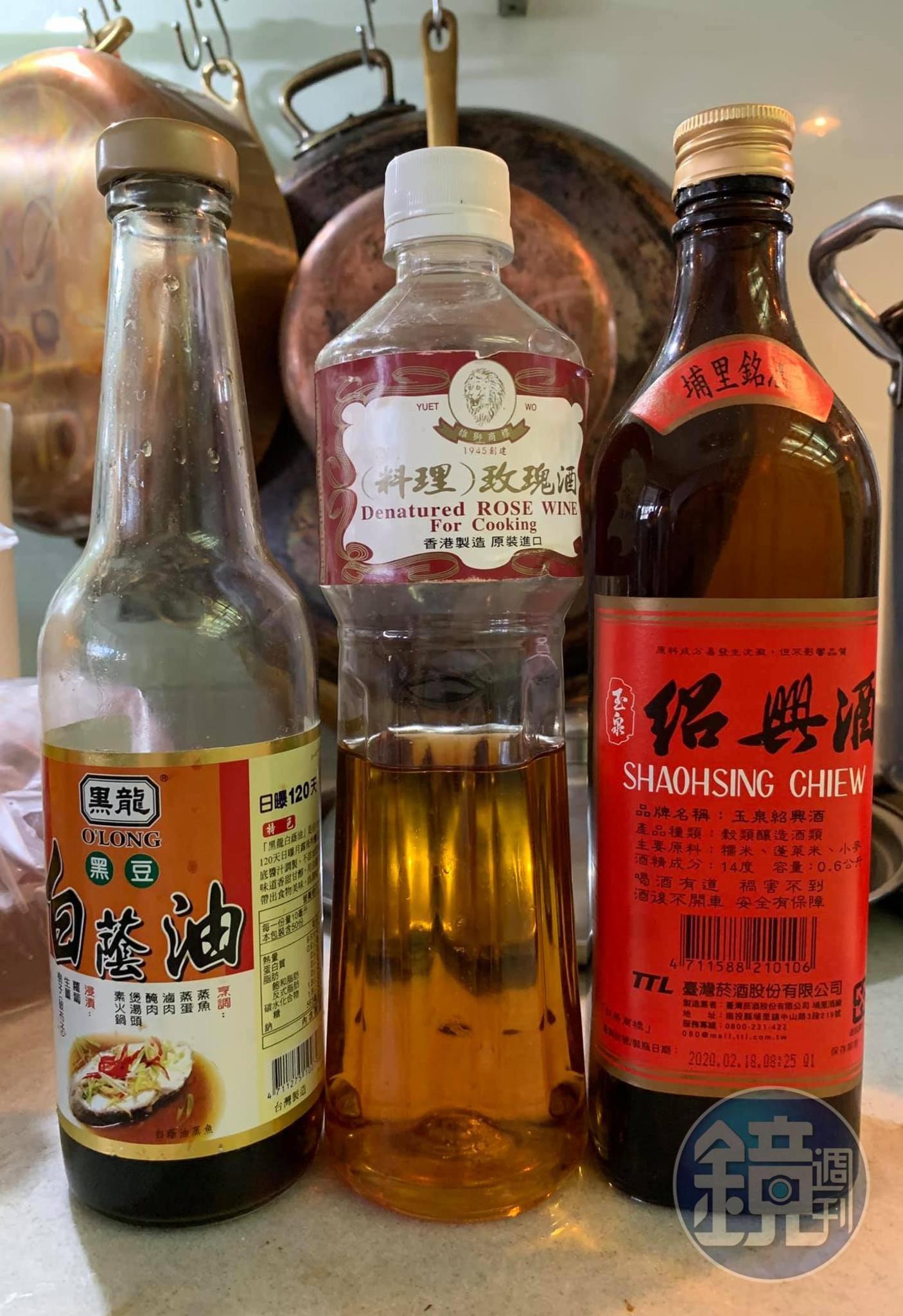 今天用到的醬油、紹興酒與玫瑰酒。