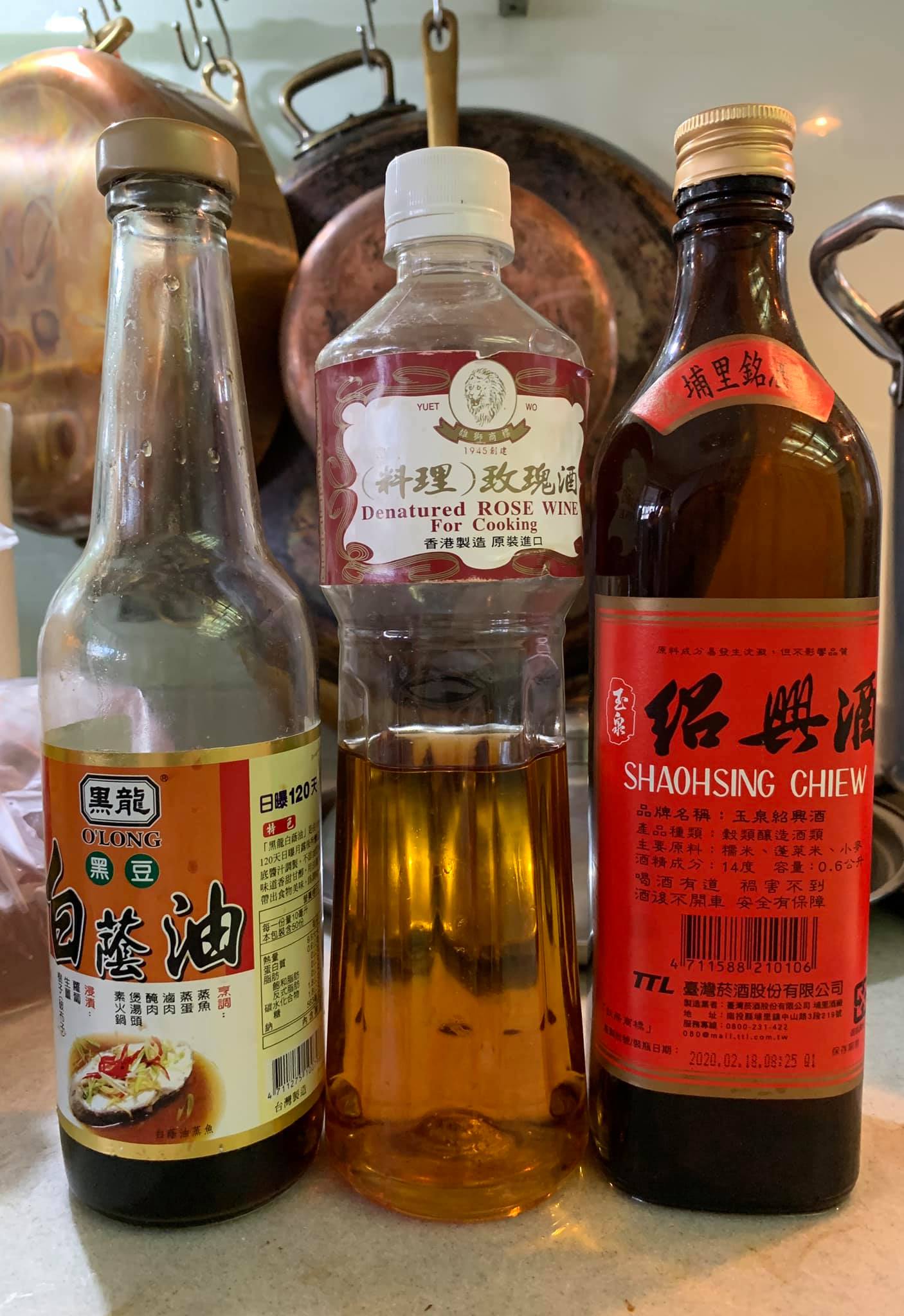 今天用到的醬油、紹興酒與玫瑰酒。