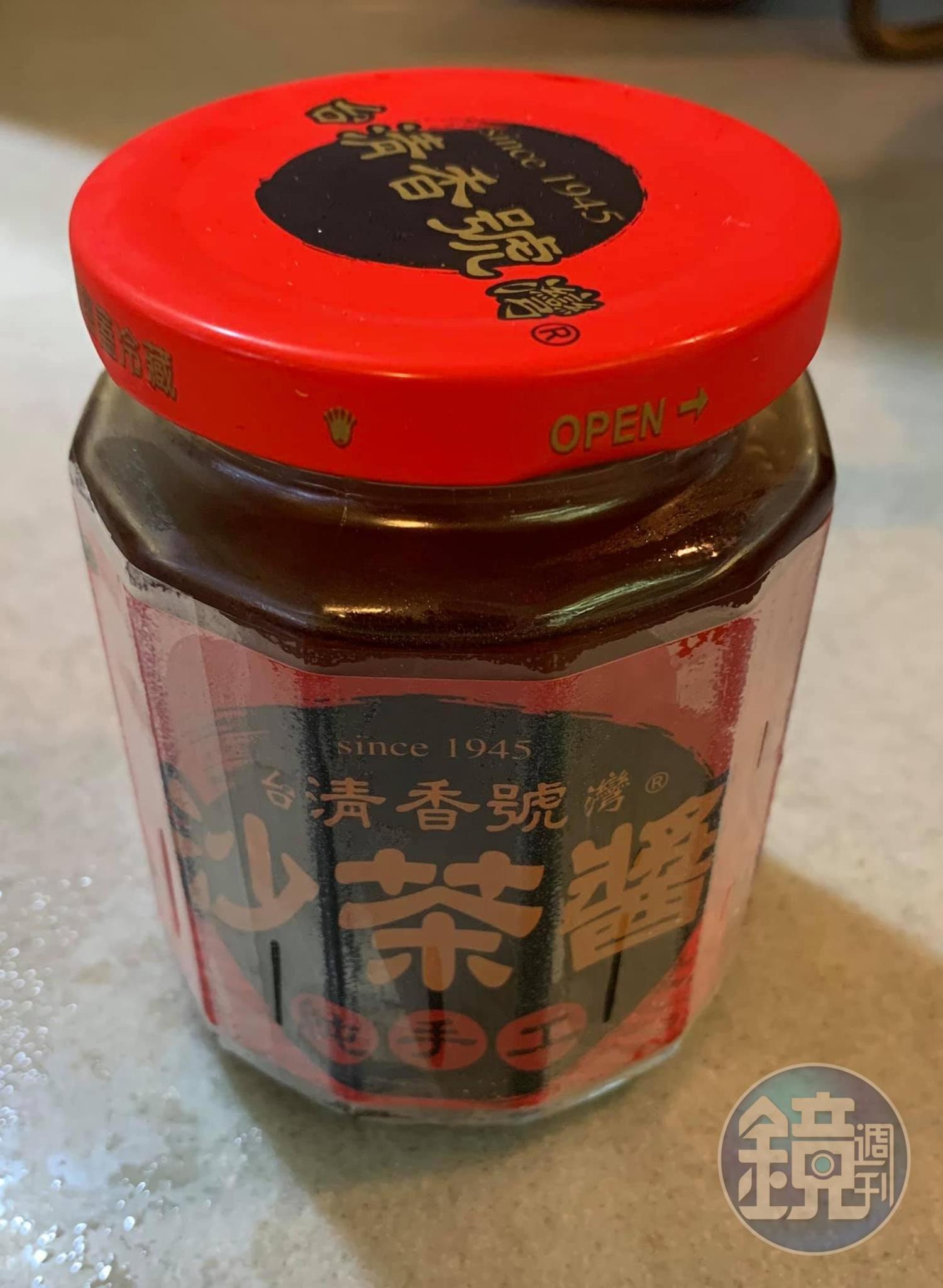 滷水中還需要加一點沙茶醬提味。