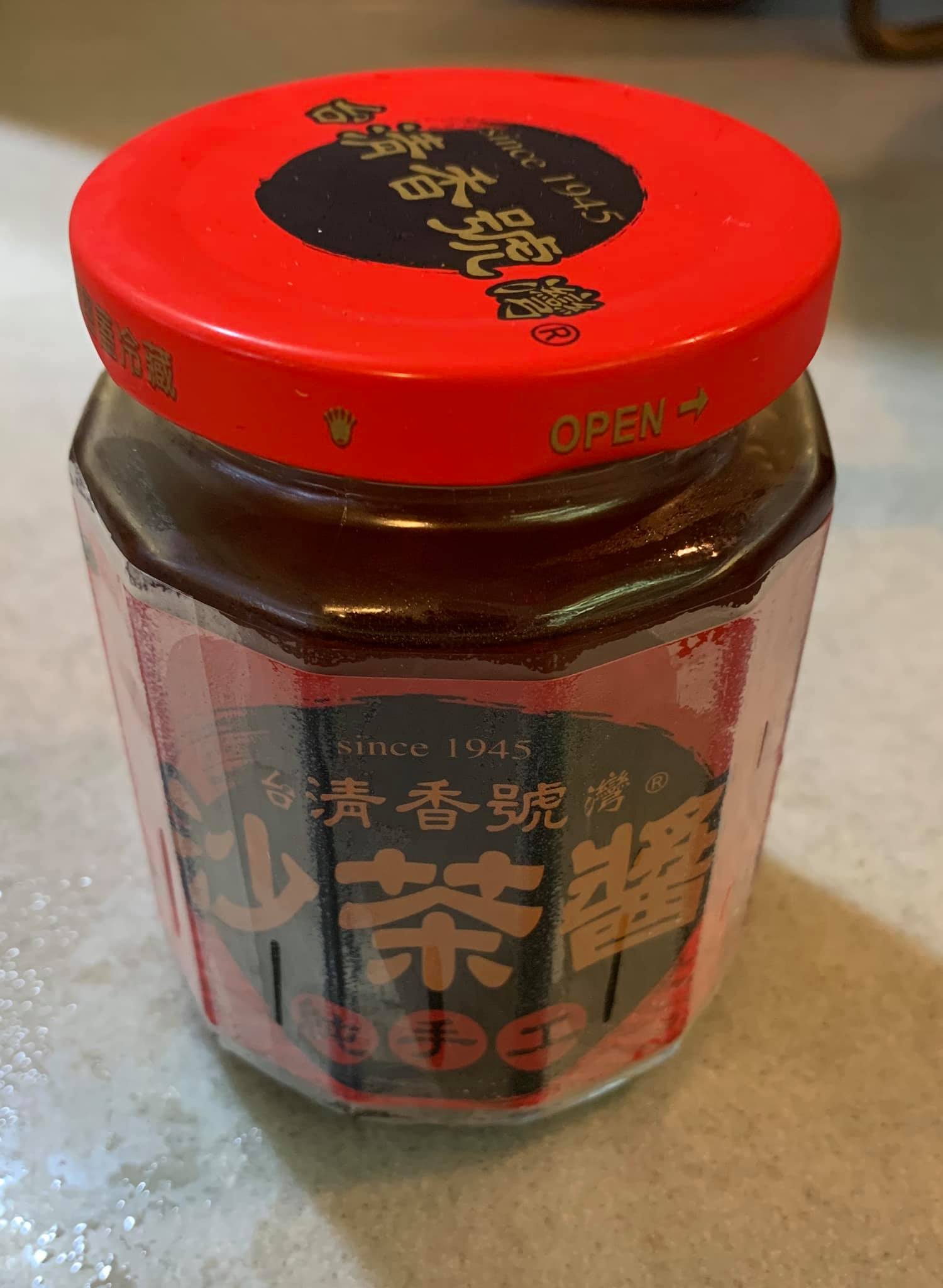 滷水中還需要加一點沙茶醬提味。