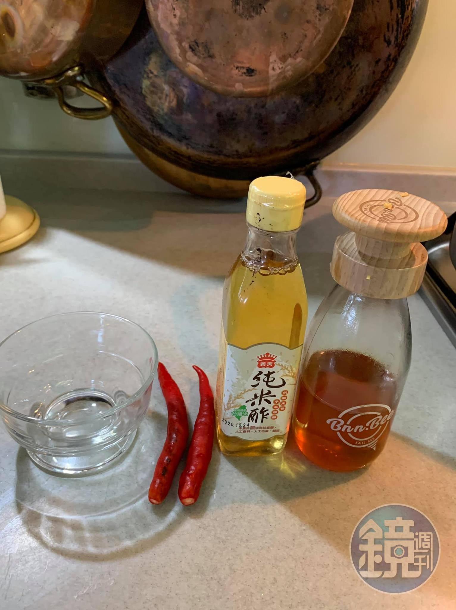 調製沾醬需要的白醋、蜂蜜、辣椒。