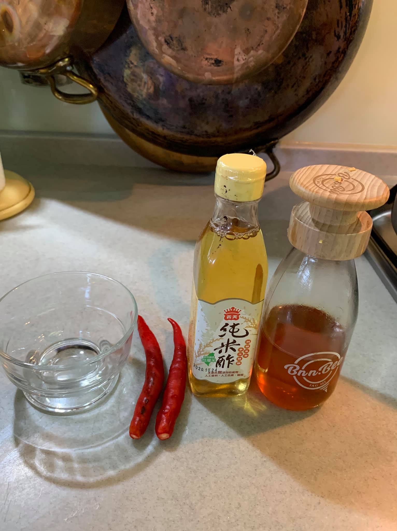 調製沾醬需要的白醋、蜂蜜、辣椒。