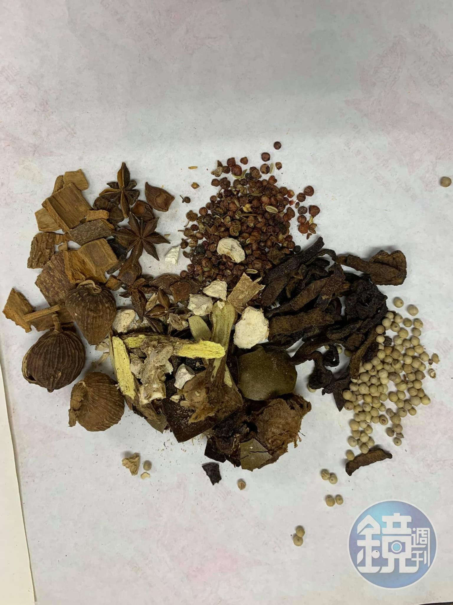 事先配妥中藥材花椒、八角、甘草、桂皮、陳皮、香葉、草菓、沙薑、羅漢果和白胡椒粒。