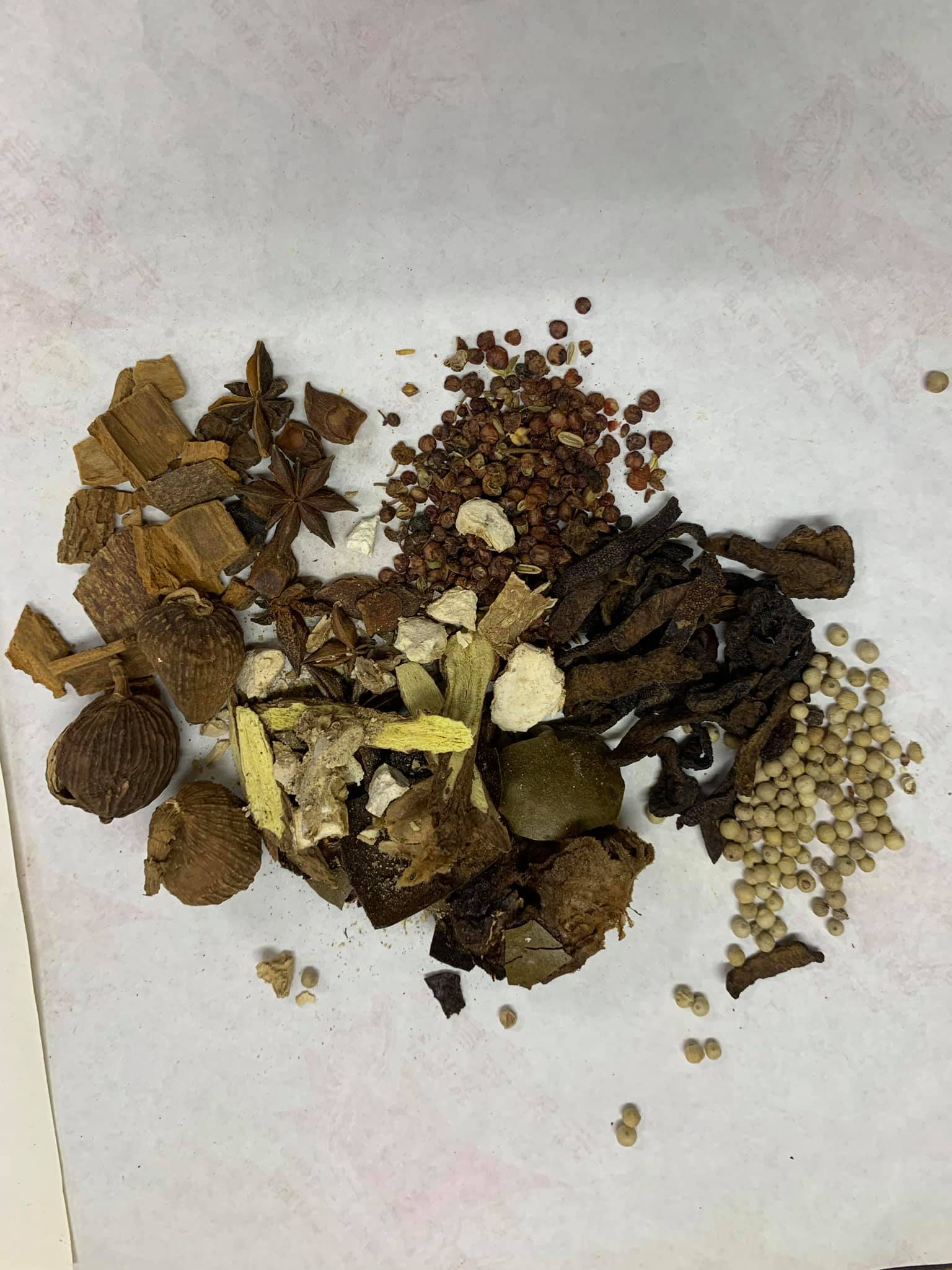 事先配妥中藥材花椒、八角、甘草、桂皮、陳皮、香葉、草菓、沙薑、羅漢果和白胡椒粒。