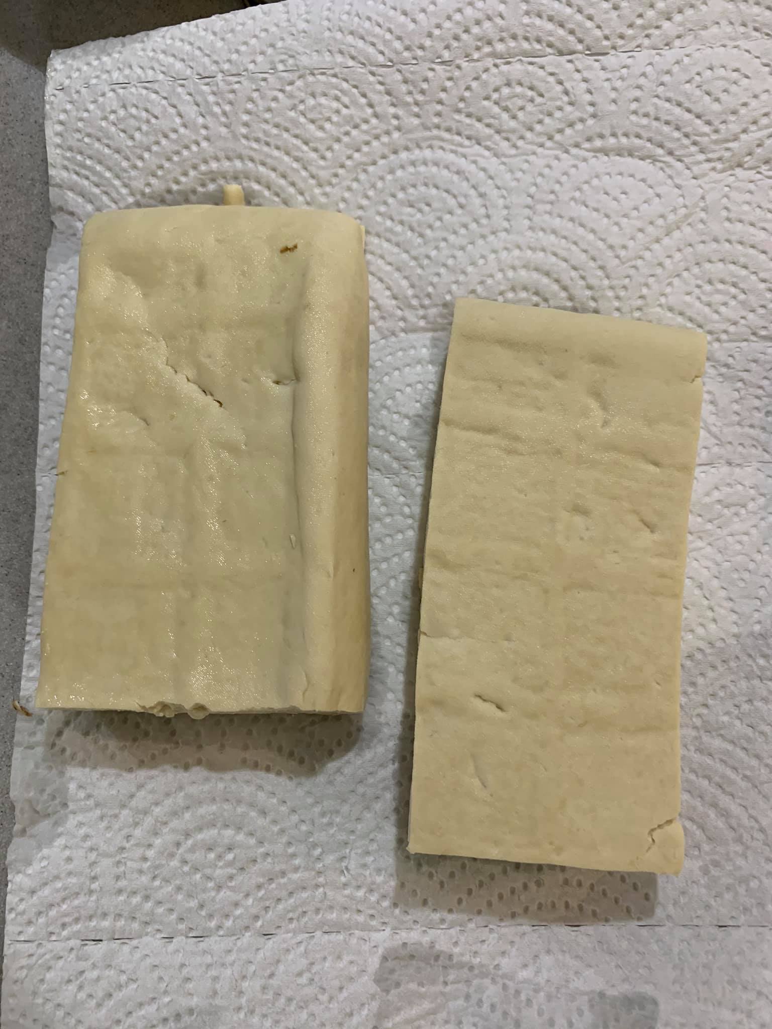 板豆腐入鍋前一定要擦乾，否則油會噴。