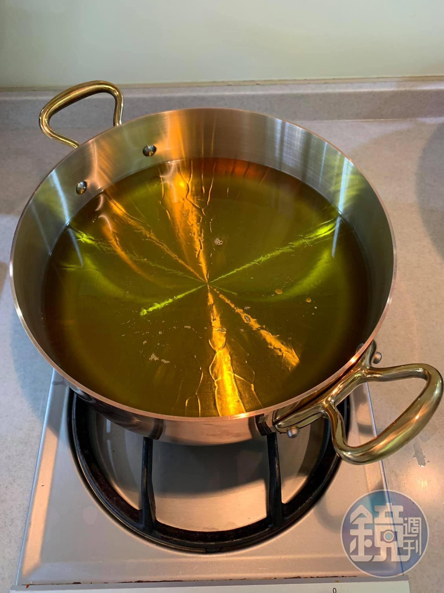 銅鍋放油加熱。