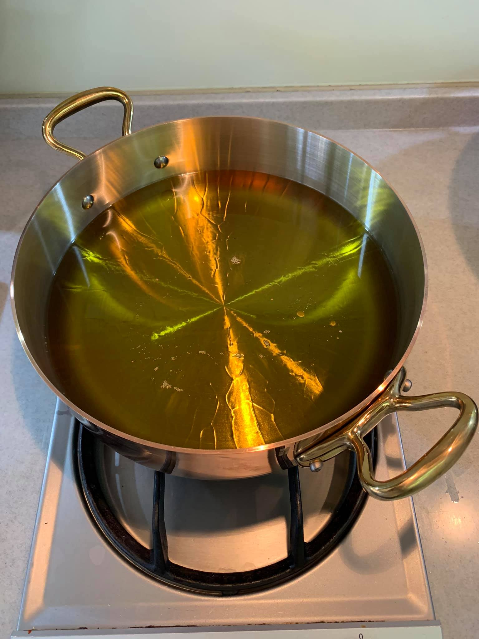 銅鍋放油加熱。
