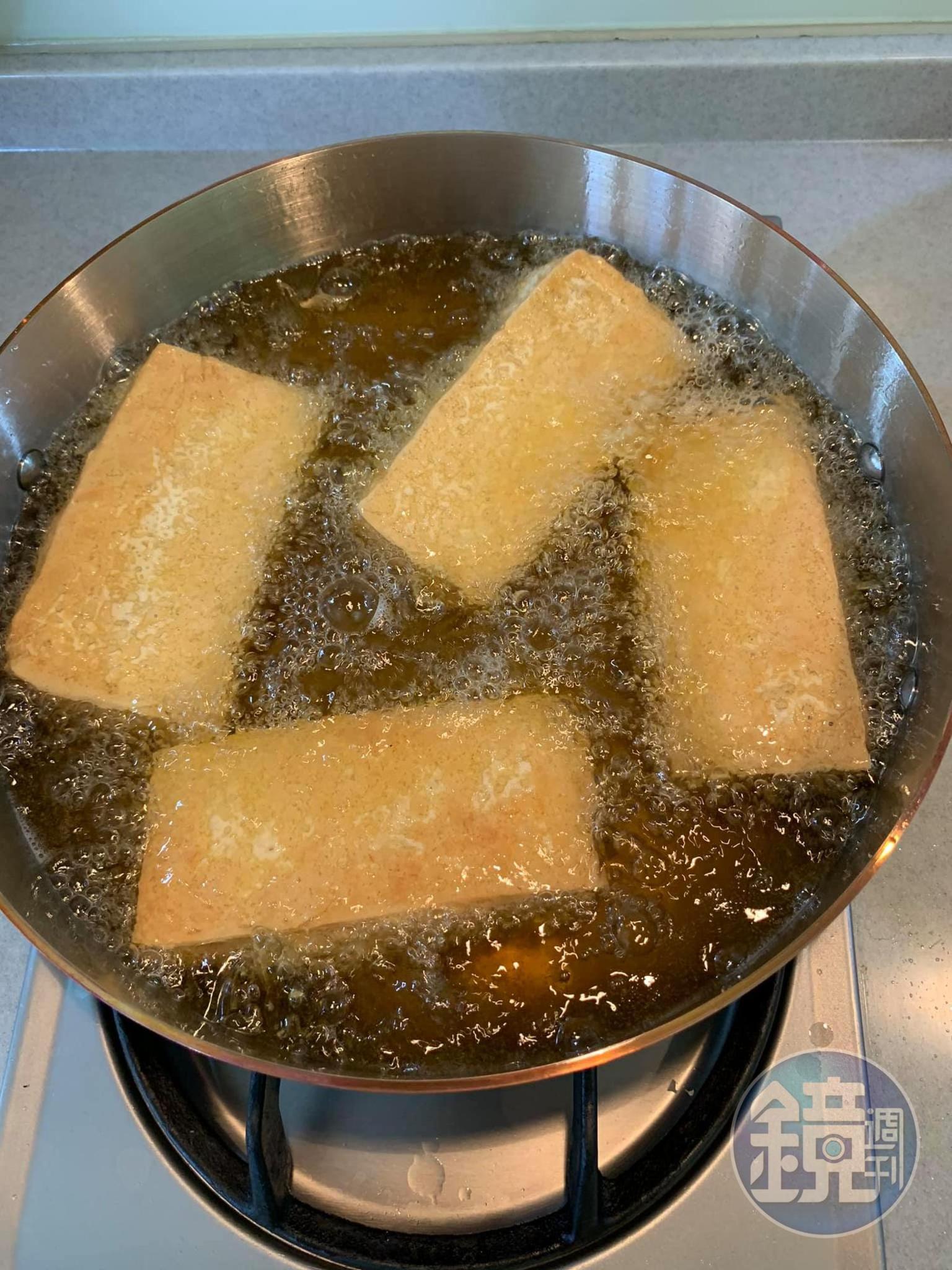 開始炸豆腐。