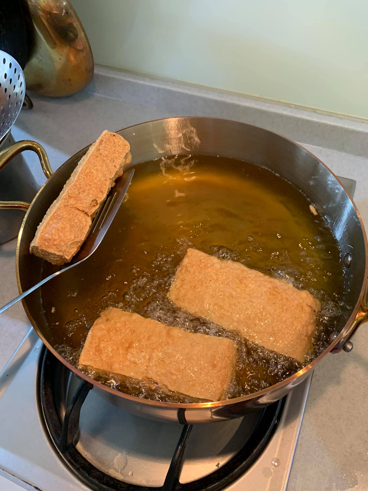 將豆腐炸至老皮嫩肉狀態。