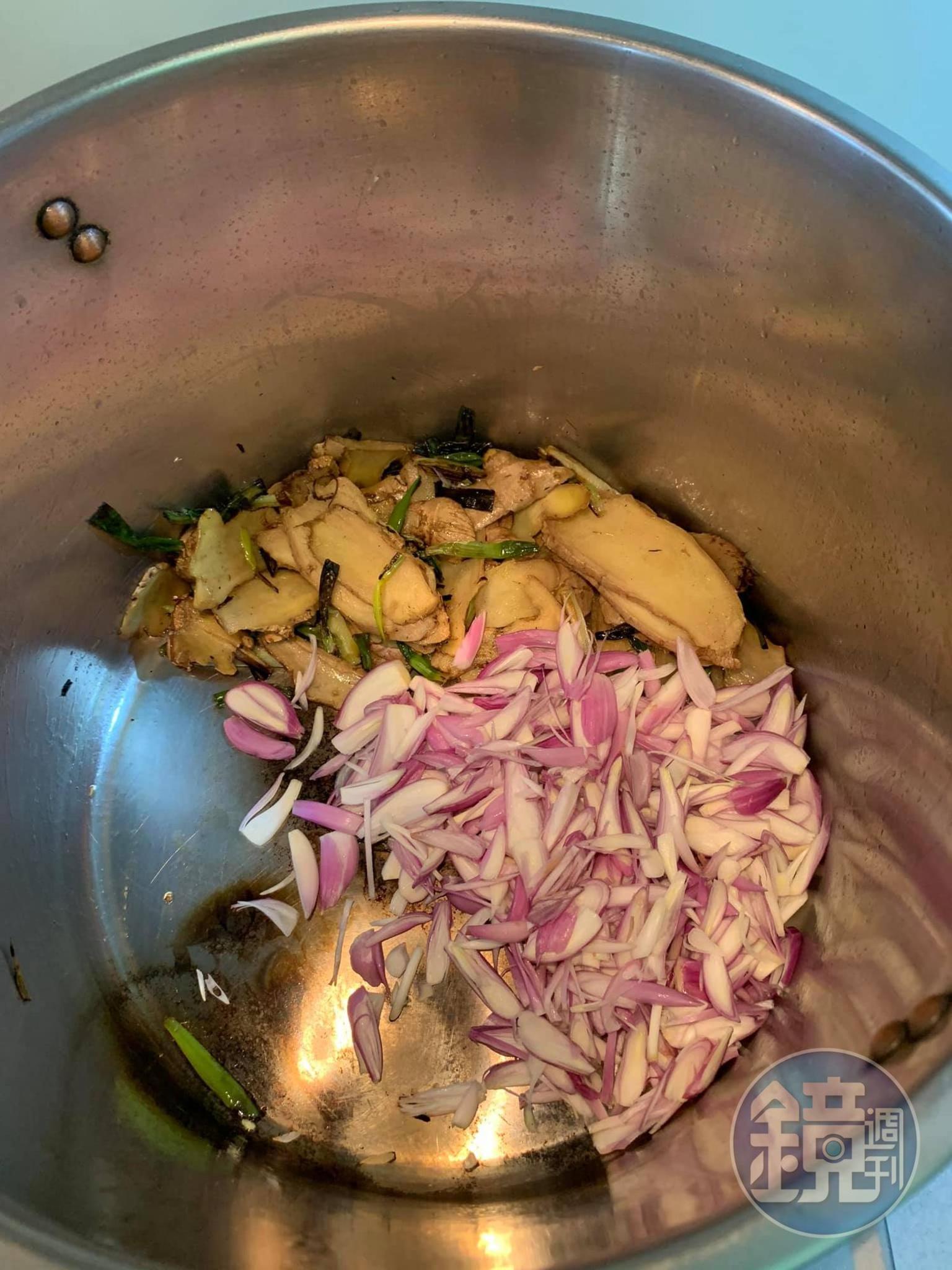 繼續放辛香料同炒。