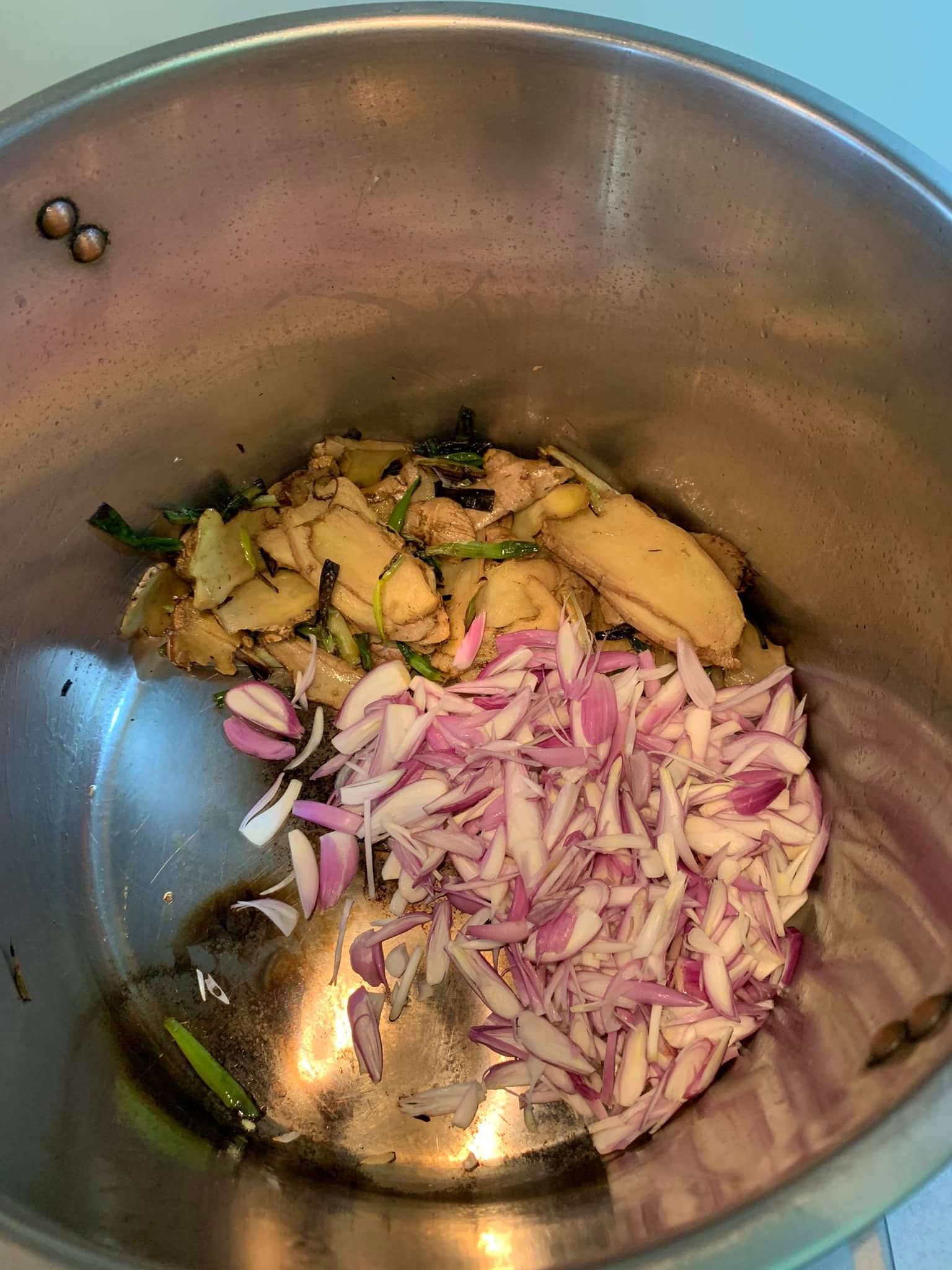 繼續放辛香料同炒。