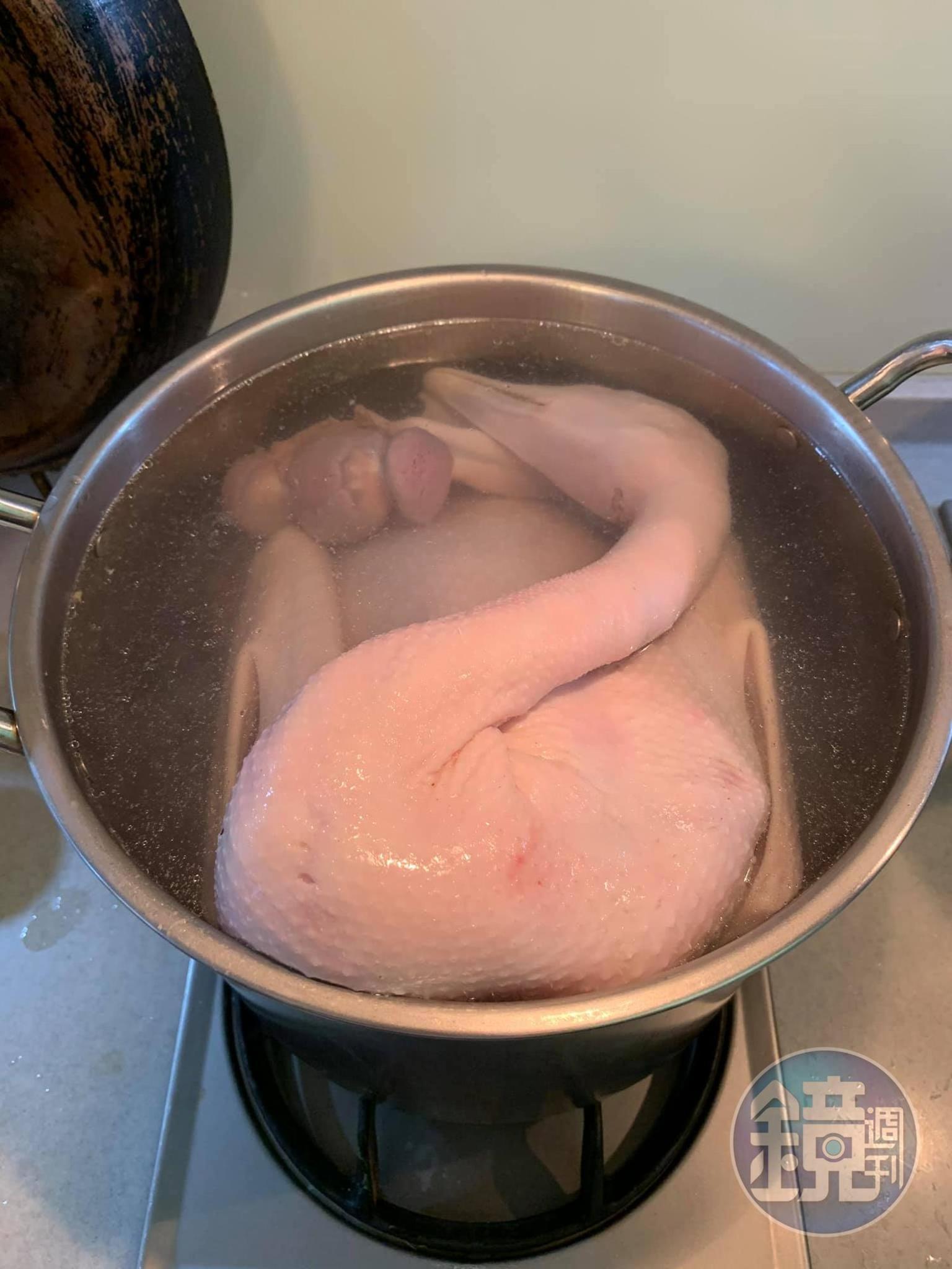 進鍋煮10分鐘去油。