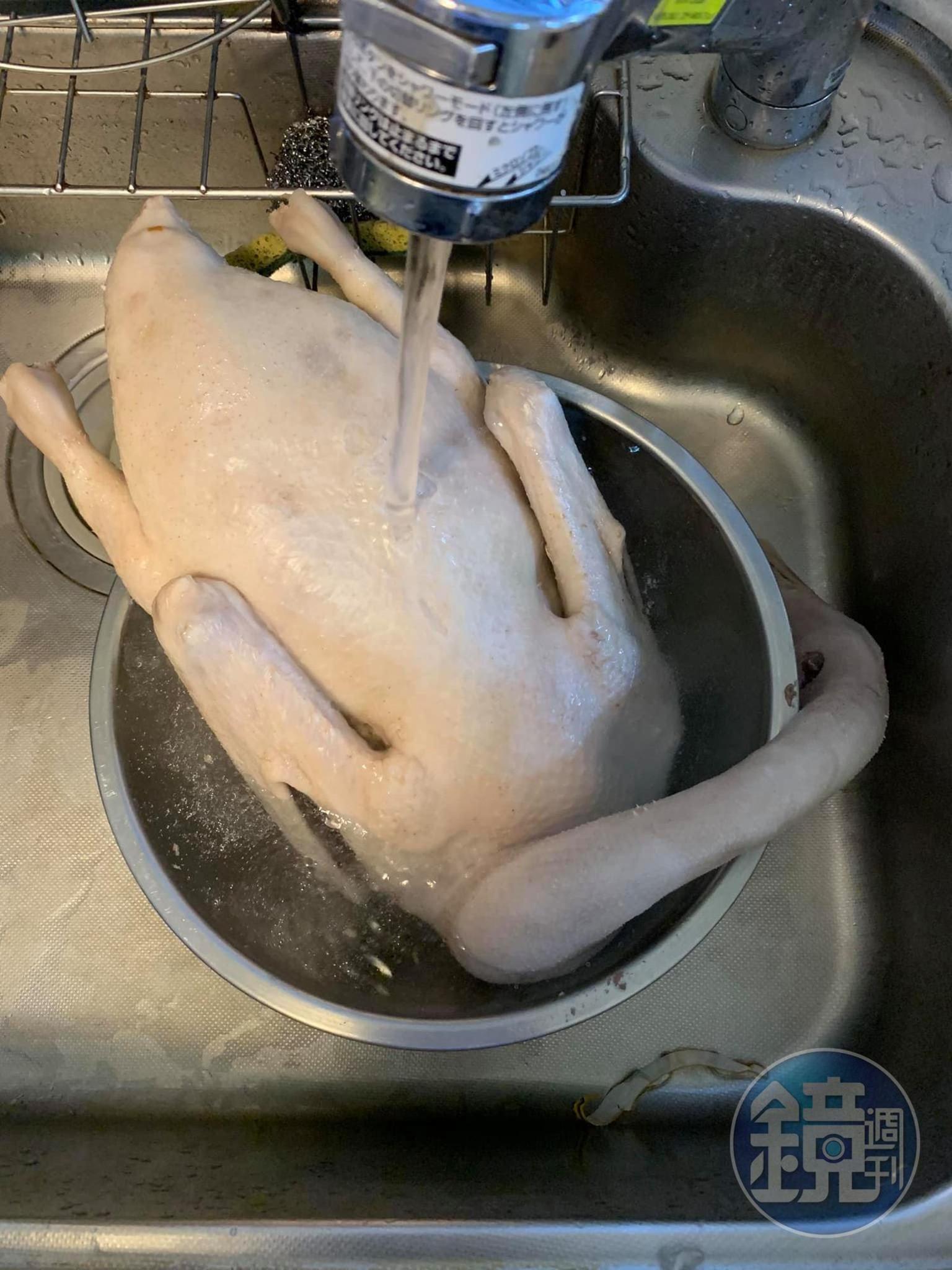 將鵝取出沖洗。