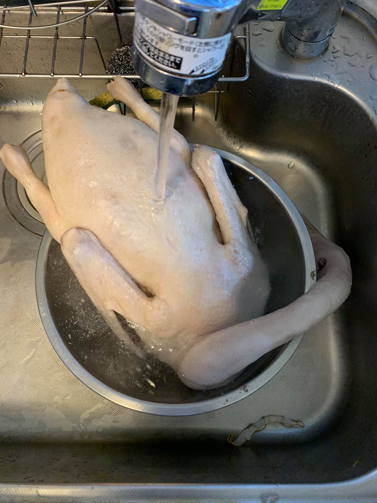將鵝取出沖洗。