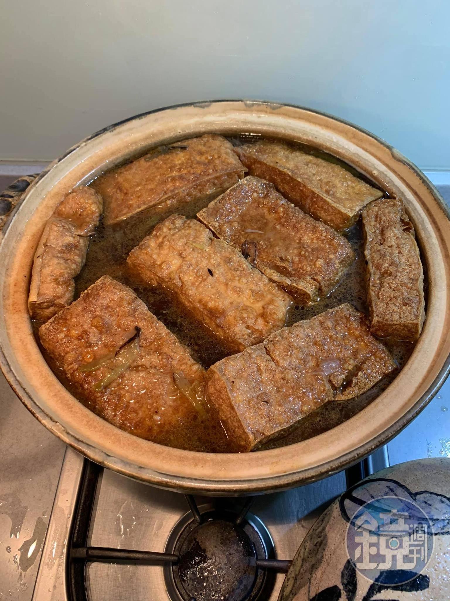 舀出滷水放另一鍋,滷豆腐和鵝血。