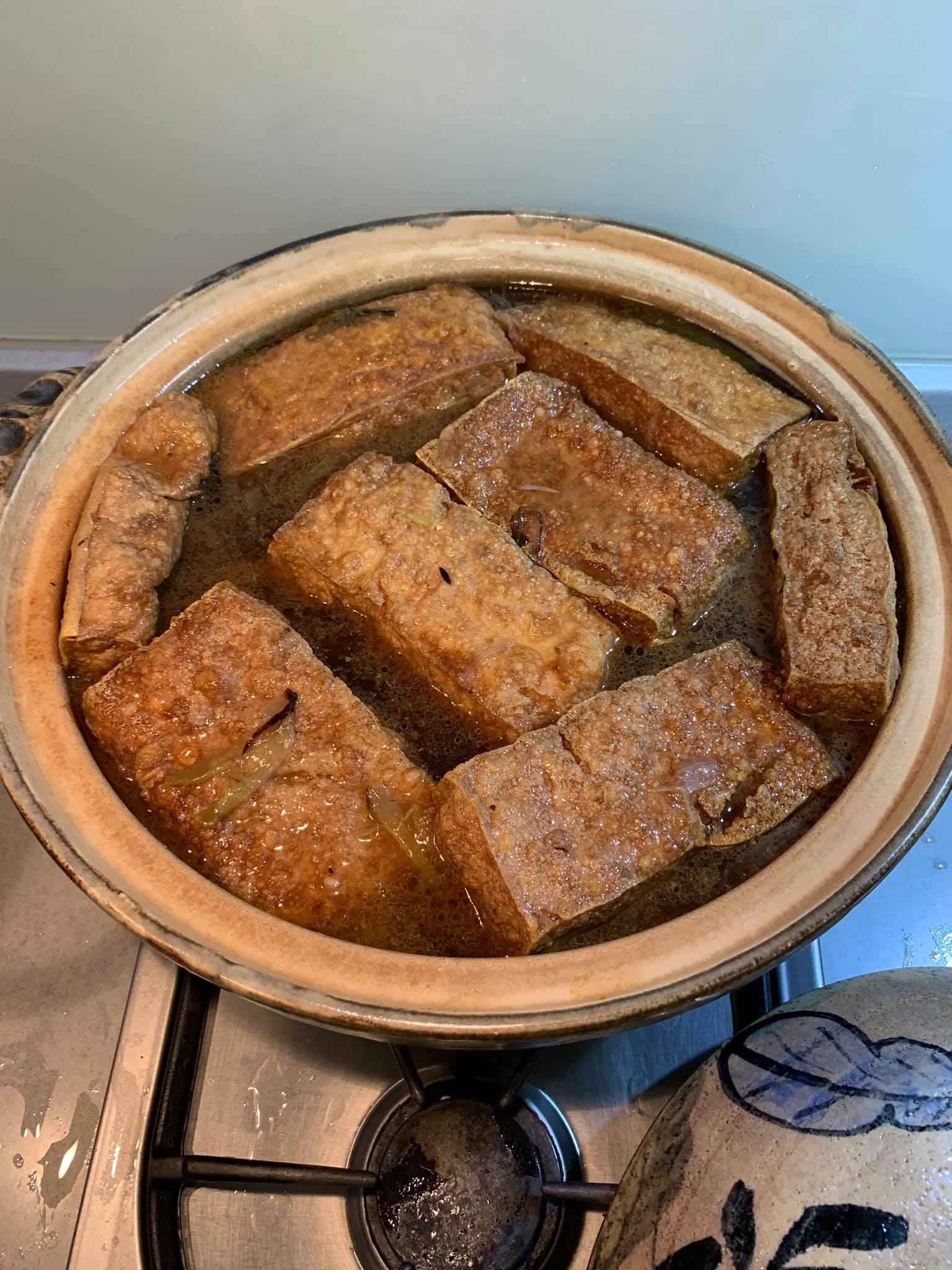 舀出滷水放另一鍋，滷豆腐和鵝血。